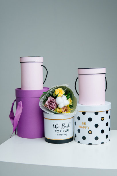 花束在开心果包装和帽子礼盒图片下载