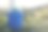 海边的蓝色塑料垃圾桶。这张图片可以用来代表海滩清洁的概念。图片下载