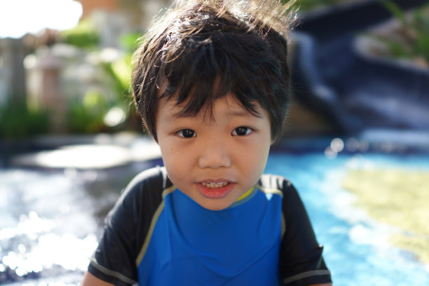 快乐的小男孩在嬉水池里图片下载