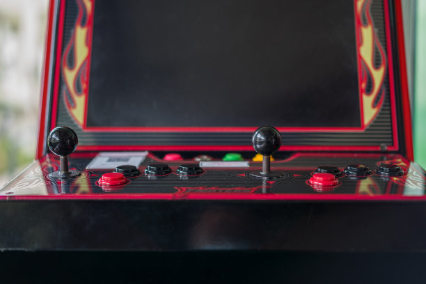 带有操纵杆和按钮的街机游戏机图片下载