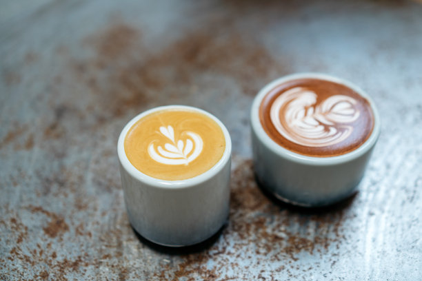 金属桌子上放着咖啡拿铁和热巧克力图片下载