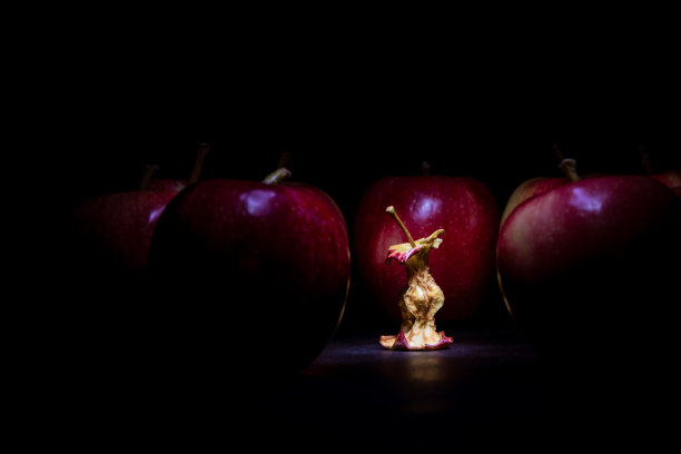 吃过的苹果周围都是成熟的红苹果。图片下载