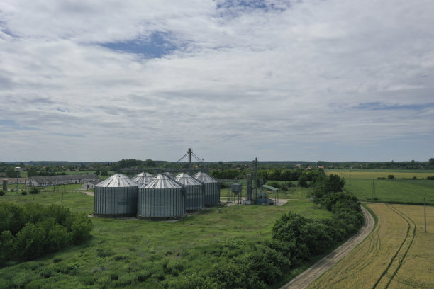 农场的农业筒仓，用无人机从上面拍摄的照片。农业粮仓、加工厂、提升式干燥机、谷物、小麦、玉米、大豆、向日葵的储存和干燥。图片下载