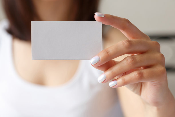 手里拿着一张白色名片的男人图片下载