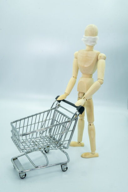 戴着面具推着购物车的人体模型图片下载