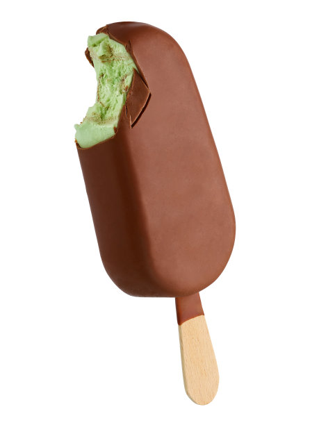 咬牛奶巧克力冰淇淋棒上一根棒子;孤立在白色图片下载
