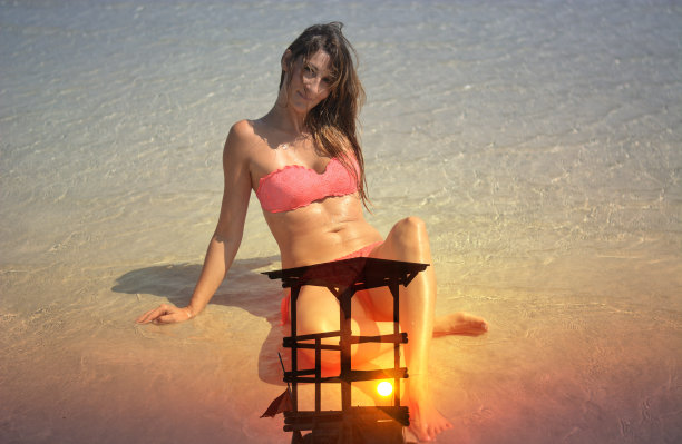 3d，太阳在海面上落下，落在女孩和救生员的位置上图片下载