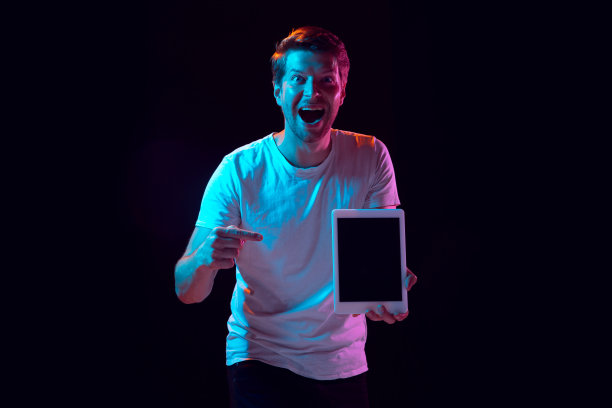 白人美丽的年轻人的肖像在黑人工作室的背景，情感和表达。Copyspace广告。图片下载