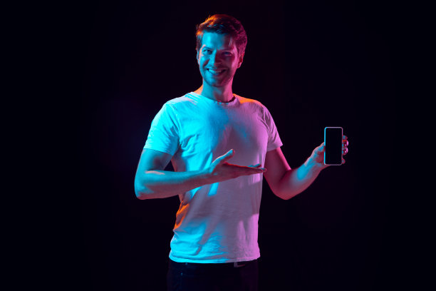 白人美丽的年轻人的肖像在黑人工作室的背景，情感和表达。Copyspace广告。图片下载