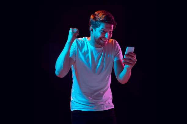 白人美丽的年轻人的肖像在黑人工作室的背景，情感和表达。Copyspace广告。图片下载