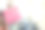 在购物中心拿着购物袋、钱、信用卡的女人。时尚女人喜欢在黑色星期五有销售标签的网站。电子商务时尚数字化营销生活方式图片下载