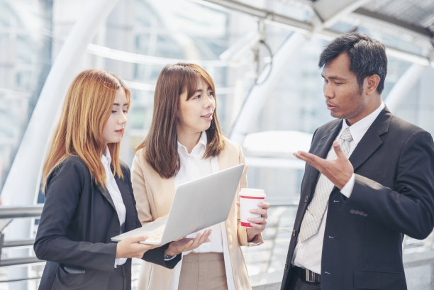 团队协作团队会议与商务人员在会议室一起工作的沟通理念。多元化合作伙伴商务会议对商人和团队的信任俯视图。图片下载