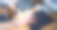 手握健身手环在电脑前工作的女孩。特写镜头。女孩的手在键盘和鼠标在桌子上。电脑工作概念图图片下载