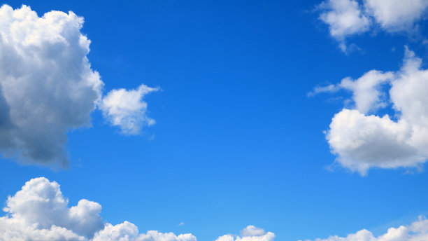 云景-彩色照片的云彩在蔚蓝的天空的背景。图片下载