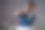 在办公室里，穿蓝色衬衫的亚洲女人吓坏了，尖叫着。背景隔离。图片下载