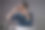 一名身穿蓝色衬衫的亚洲女性在办公室用笔记本电脑工作，悲伤而哭泣。孤立的背景。图片下载