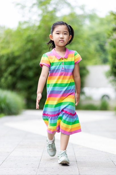 活力女孩走猫步图片下载