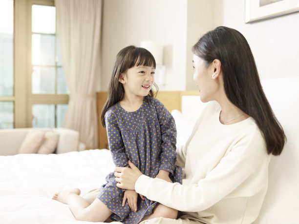 年轻的亚洲妈妈享受与女儿在一起的时间图片下载