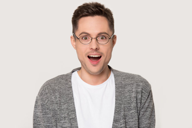 千禧一代惊讶地张大了嘴巴的大头照图片下载