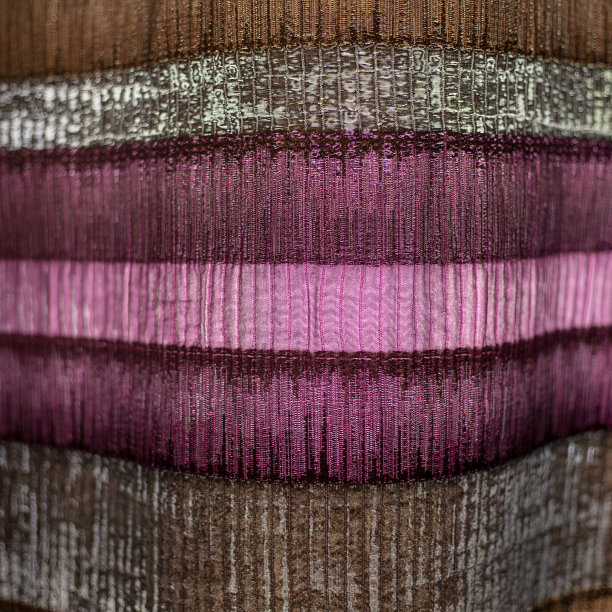 间隙条上织物的纹理。帆布被压缩或波纹。地带。灰粉色,紫色。特写照片。布料和窗帘商店图片下载