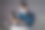 亚洲女性戴着防护面具看智能手机看新闻，在办公室感到困惑。孤立的背景。图片下载