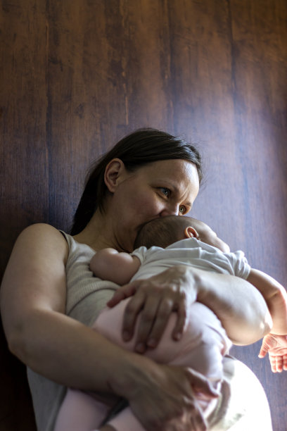 这张照片拍摄的是妈妈在睡觉的时候和她刚出生的宝宝在一起。图片下载