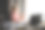 聪明的小蹒跚学步的女孩戴着大眼镜使用她的笔记本电脑。年轻美丽的女孩坐在家里办公室的工作场所。图片下载