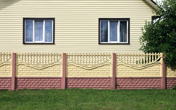 混凝土栅栏，夏天房子的正面图片下载