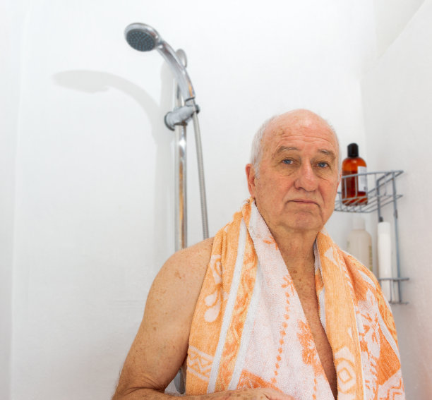 淋浴后的年长的白人图片下载