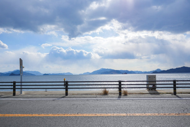 濑户内海沿岸的一条公路，许多岛屿漂浮在那里图片下载