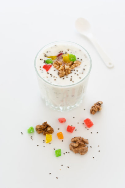 加奇亚籽和干果的酸奶。奶昔和勺子。图片下载