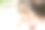 一个年轻漂亮的女人把牙膏挤到牙刷上，然后看着镜子。反射的照片。早上在家保持口腔卫生。穿着家居服的女孩正在刷牙图片下载