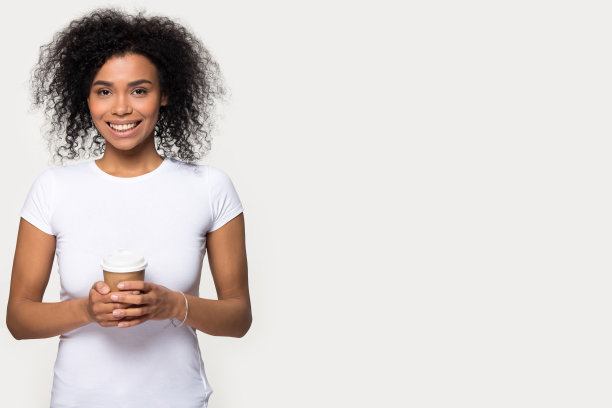非裔美国妇女与硬纸杯咖啡复印空间图片下载