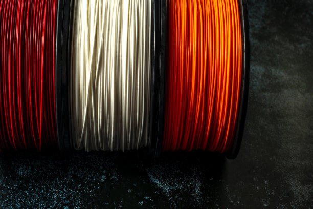 三卷丝3d打印。鲜亮的热塑性塑料红色，白色贴片橙色。图片下载
