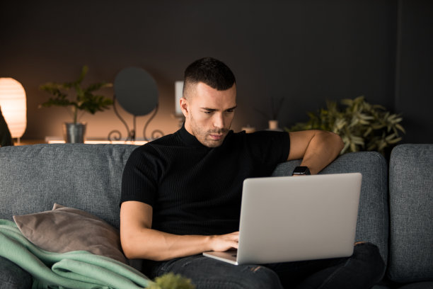 专注的男人在家工作图片下载