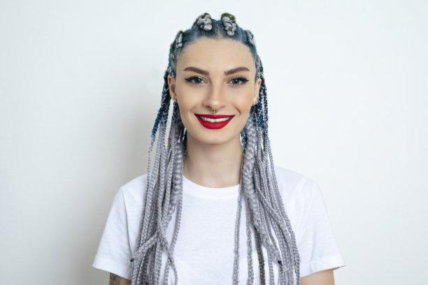 年轻漂亮的女人看着镜头图片下载