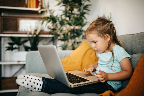 孩子用笔记本电脑看卡通片图片下载