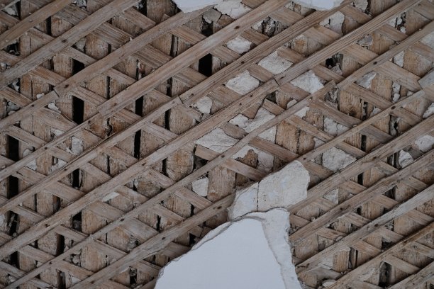 破败的墙壁上有木箱和掉落的灰泥图片下载