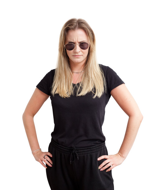 年轻，迷人，愤怒的女人，留着长发，穿着黑色休闲服。女模特照片孤立的白色背景。图片下载