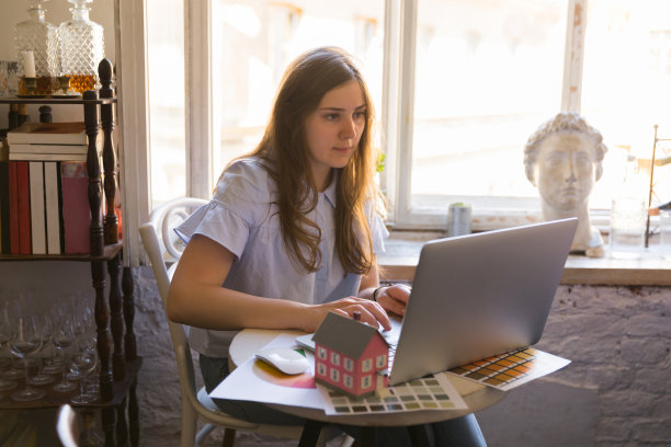 女设计师为笔记本电脑工作，为顾客设计室内图片下载