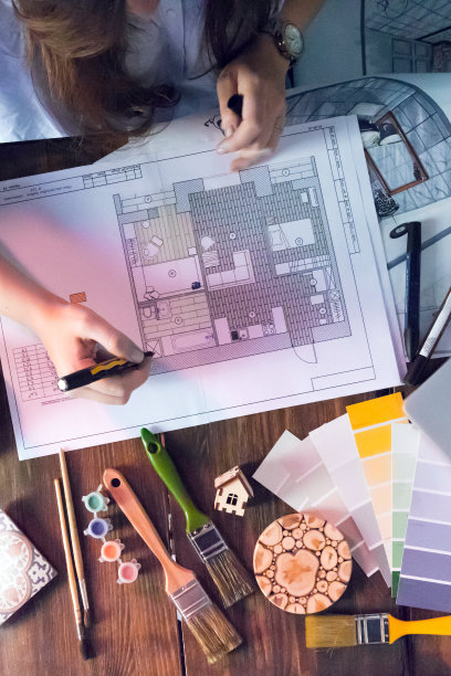 室内设计师在画平面图图片下载