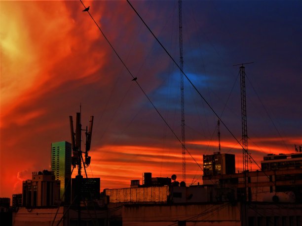 城市日落与美丽的彩云。图片下载