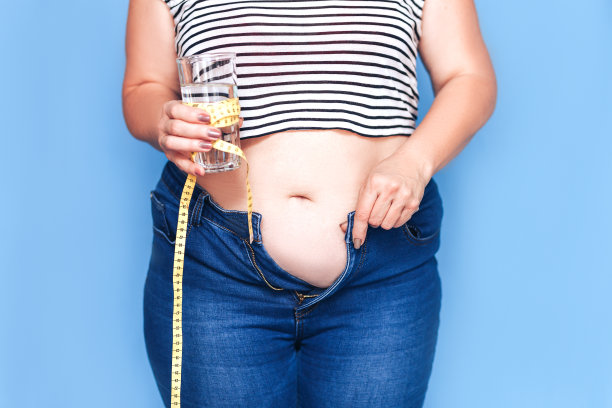 女人测量磁带。图片下载