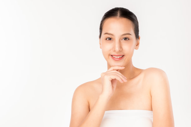 年轻的亚洲美女触摸美丽的面部皮肤。自然护肤理念。图片下载