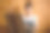 美丽的年轻女子，手拿调色板和画笔，站在画架旁边看着相机。图片下载