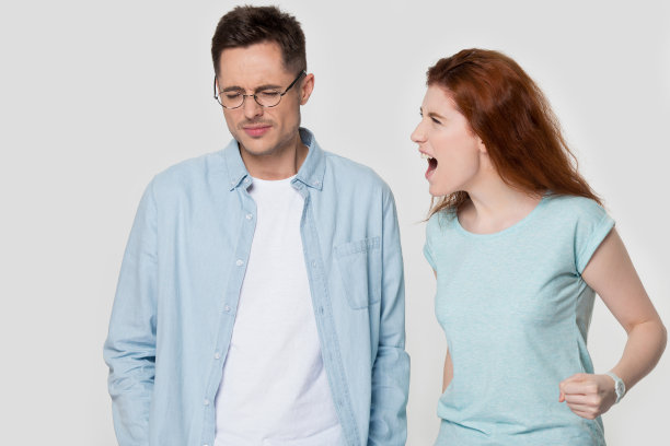 愤怒的女人对着千禧一代恼怒的丈夫大喊大叫。图片下载