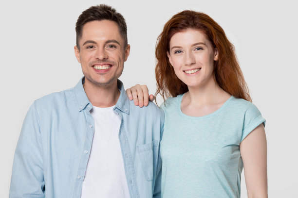 微笑的幸福浪漫的家庭夫妻看着相机。图片下载