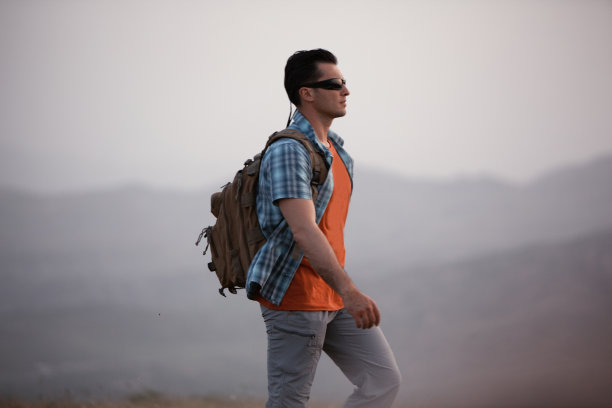 背着背包走路的人图片下载