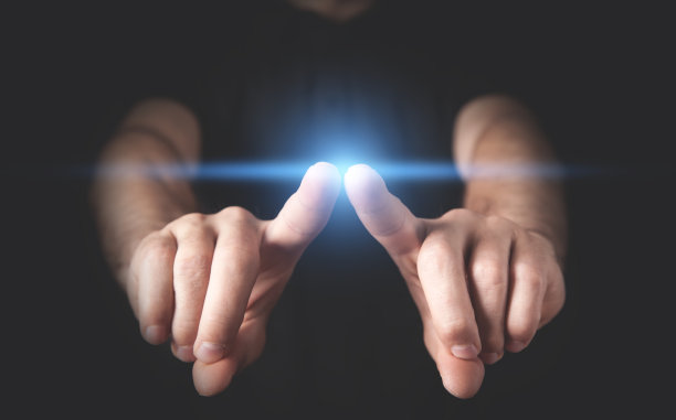 特写镜头。人在虚拟屏幕触摸图片下载