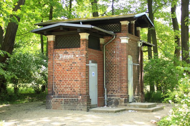 厕所在一个绿色区域的城镇Görlitz图片下载